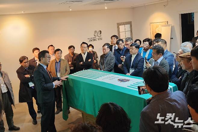 지난 1일 개최된 하이패밀리 상·장례 세미나 '인생은 원더풀, 떠남은 뷰티풀'에서 송길원 목사가 시신 저온 냉장 장치, '레스텔(RESTel)'을 참가자들에게 소개하고 있다.