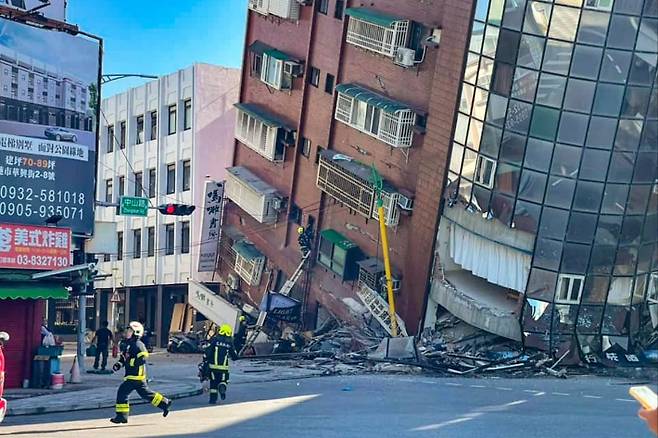 대만 강진으로 붕괴된 건물에서 구조작업이 진행되는 모습. 페이스북 캡처