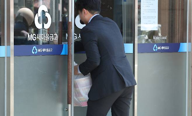 1일 대구 수성새마을금고에서 새마을금고중앙회 관계자가 양문석 더불어민주당 경기 안산갑 후보 자녀의 '편법 대출 의혹' 현장검사 중 점심을 들고 이동하고 있다. 연합뉴스
