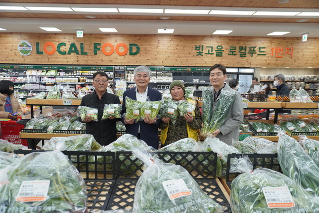 광주광역시 광주농협 로컬푸드직매장 동광주점에서 고객 이정화씨(왼쪽부터), 김순택 조합장, 출하농가 고현화씨, 이해철 상무가 판매 중인 신선 농산물을 보여주고 있다.