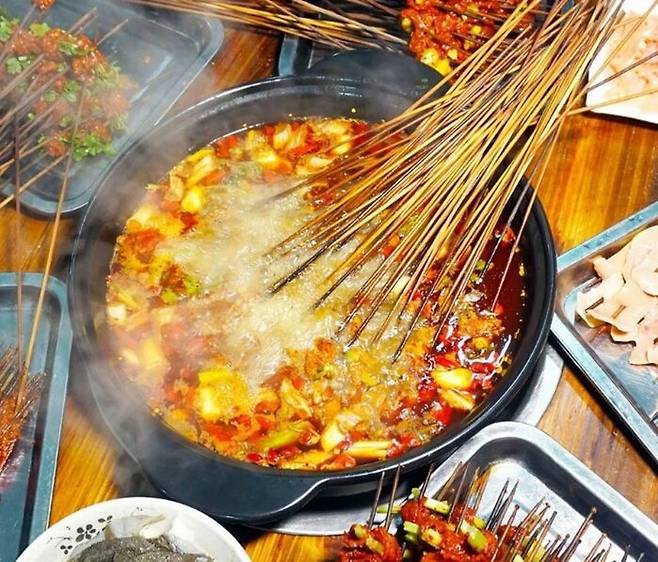 러샨(乐山) 의 꼬치식 마라탕(串串香) (사진 출처=바이두)