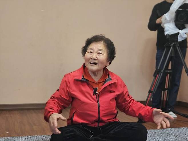 학살 이후 '큰넓궤' 굴로 피신 당시 상황을 설명하는 홍춘호 할머니