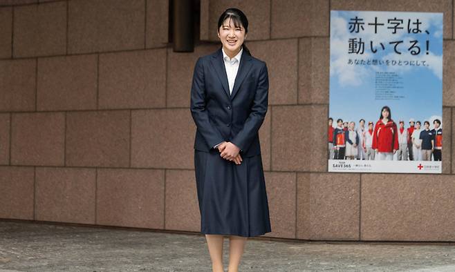나루히토 일왕의 외동딸인 아이코 공주가 지난 1일 일본 도쿄 적십사자에 첫 출근을 하며 인사하고 있다. 도쿄=AP연합뉴스