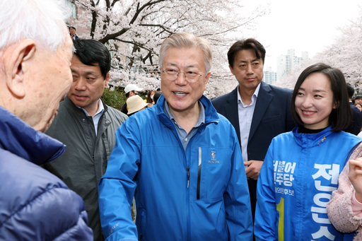 문재인 전 대통령이 울산 남구를 찾아 더불어민주당 전은수 후보와 함께 시민들을 만나고 있다. 연합뉴스