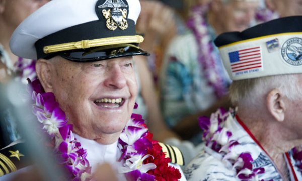2016년 미국 하와이에서 열린 일본군의 진주만 공습 75주년 추모 행사에 참석한 루 콘터 예비역 해군 소령(왼쪽)의 모습. 미 해군 전함 애리조나호 승조원이었던 그는 당시 부상한 동료들의 구조 및 이송에 앞장섰다. AP연합뉴스