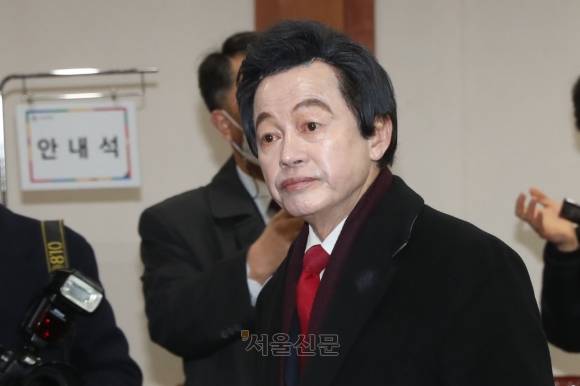 2022년 2월 13일 제20대 대통령 후보자 등록 첫날 과천 중앙선관위에서 국민혁명당 허경영후보가 후보 등록을 하고 있다.  서울신문