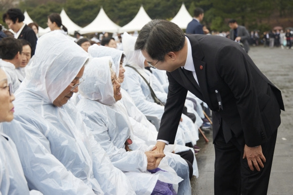 김동연 경기도지사가 3일 오전 제주특별자치도 제주시 제주 4·3 평화공원에서 열린 제76주년 제주 4․3희생자 추념식에 참석해 희생자 유가족들을 위로했다.(경기도 제공)