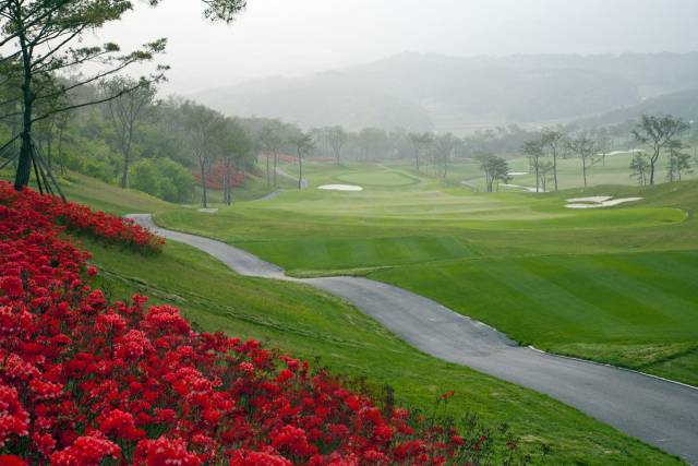 남원역에서 차로 불과 8분 거리에 있는 골프존카운티 드래곤CC.