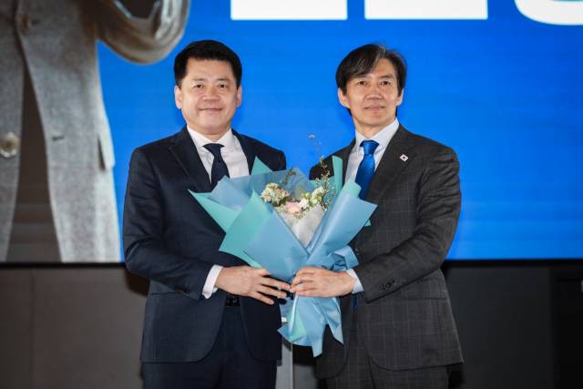조국혁신당 비례대표 김준형 후보가 3월 6일 서울 동작구 아트나인에서 열린 당 인재 영입식에서 조국 대표에게 꽃다발을 전달 받고 있다. 사진 제공=조국혁신당