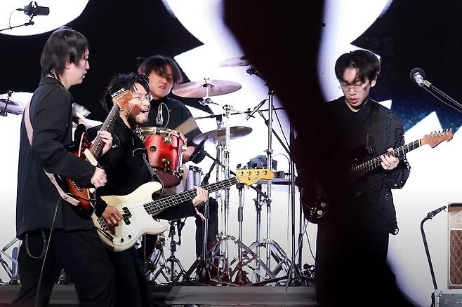 밴드 실리카겔이 지난해 10월8일 ‘부산 국제 록페스티벌’ 무대에 올라 공연을 펼치고 있다. ⓒYouTube 갈무리