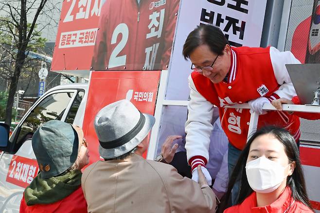 서울 종로구에 출마한 최재형 국민의힘 후보가 유세 중인 모습이다. ⓒ최재형 후보 캠프 제공
