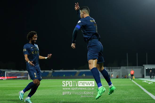 ▲ 크리스티아누 호날두는 3일(한국시간) 사우디아라비아 술탄 빈 압둘 아지즈 스타디움에서 열린 2023-24 사우디 프로리그 26라운드 아바와 원정 경기에 선발 출전해 해트트릭에 도움 한 개를 더해 8-0 대승에 앞장섰다.