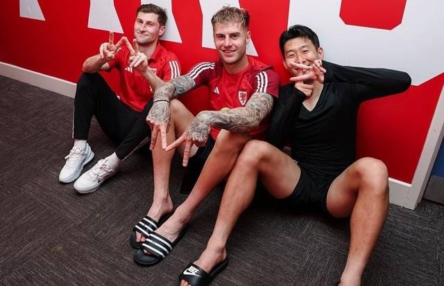 지난 해 한국과 웨일스 평가전을 마치고 기념사진을 찍은 손흥민(맨 오른쪽)과 벤 데이비스(맨 왼쪽). /사진=벤 데이비스 SNS