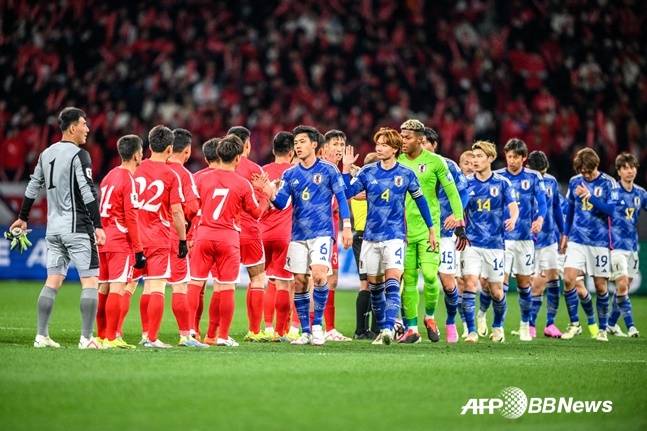 경기 후 인사하는 양 팀 선수들. /AFPBBNews=뉴스1