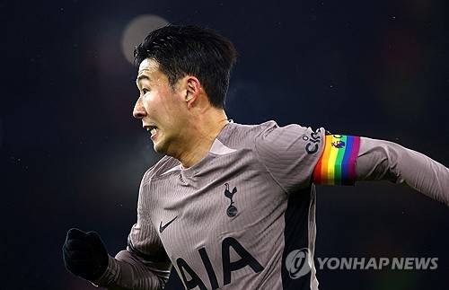 손흥민이 지난 2015년 8월 입단한 토트넘 홋스퍼에서 400경기 출전 기록을 세웠다. 토트넘에선 14번째에 해당하며 비유럽 선수로는 최초다. 손흥민은 입단 첫 해를 제외하고 매년 10골 이상을 꽂아넣으며 토트넘의 든든한 버팀목이 됐다. 손흥민은 프리미어리그에서 298경기를 뛰고 있어 조만간 300경기 출전도 달성할 것으로 보인다. 토트넘 홋스퍼