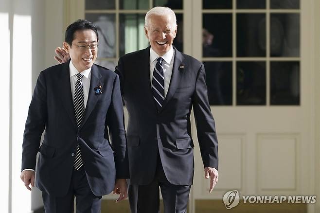 조 바이든 미국 대통령과 기시다 후미오 일본 총리 [AP 연합뉴스 자료 사진. 재판매 및 DB 금지]