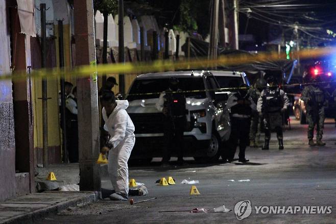 멕시코의 시장 후보 살해 사건 현장감식 (산미겔옥토판 로이터=연합뉴스) 1일(현지시간) 멕시코 과나후아토주 산미겔옥토판에서 경찰 관계자가 시장 후모 살해 사건 현장 감식을 하고 있다. 2024.4.3