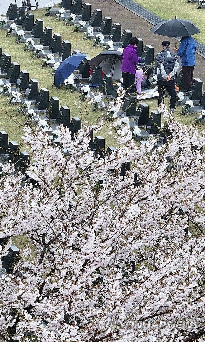 76년이 지나도 아물지 않는 아픔 (제주=연합뉴스) 박지호 기자 = 제76주년 제주4·3희생자추념일인 3일 오전 제주시 봉개동 4·3평화공원 내 행방불명인 표석을 찾은 유족이 희생자의 넋을 기리고 있다. 2024.4.3 jihopark@yna.co.kr