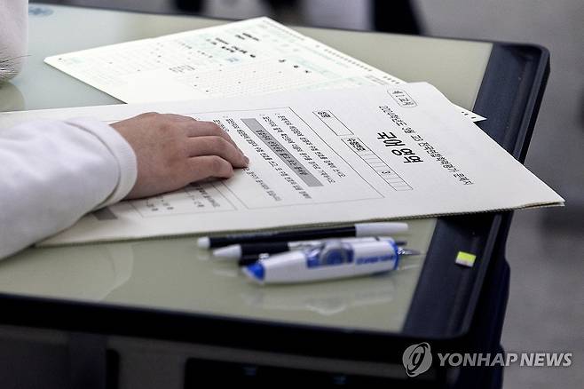 2025학년도 대학수학능력시험(수능) 대비 3월 전국연합학력평가 (서울=연합뉴스) 2025학년도 대학수학능력시험(수능) 대비 3월 전국연합학력평가가 시행된 28일 서울 영등포구 영등포여자고등학교에서 수험생들이 시험 준비를 하고 있다. 2024.3.28 [사진공동취재단] photo@yna.co.kr