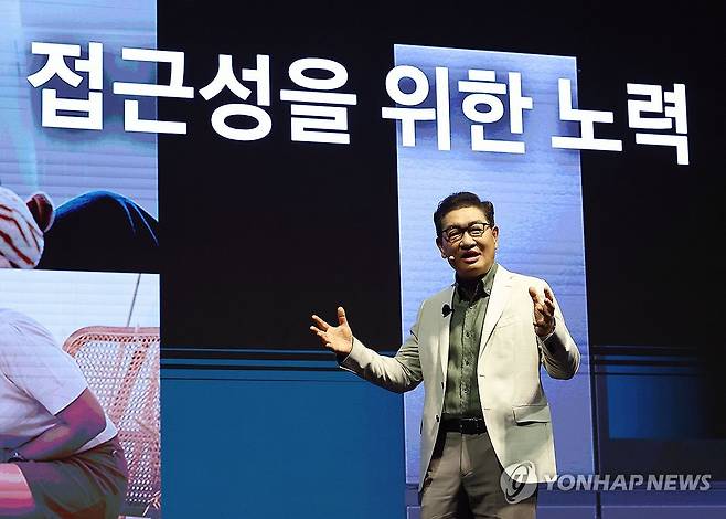 '비스포크 AI' 발표하는 한종희 삼성전자 대표이사 (서울=연합뉴스) 류영석 기자 = 3일 오전 서울 서초구 삼성전자 서초사옥에서 열린 '웰컴 투 비스포크 AI' 미디어데이 행사에서 한종희 삼성전자 대표이사·DX부문장이 발표를 하고 있다. 2024.4.3 ondol@yna.co.kr
