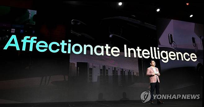 LG 월드 프리미어에서 발표하는 조주완 LG전자 사장 (라스베이거스=연합뉴스) 세계 최대 가전·IT 전시회 'CES 2024' 개막을 앞두고 8일(현지시간) 미국 라스베이거스 만달레이베이 호텔에서 LG전자가 연 'LG 월드 프리미어'에서 조주완 LG전자 대표이사 사장이 고객경험 관점에서 재정립한 AI의 의미와 LG전자 AI 기술의 3가지 차별점을 소개하고 있다. 2024.1.9 [LG전자 제공. 재판매 및 DB 금지] photo@yna.co.kr