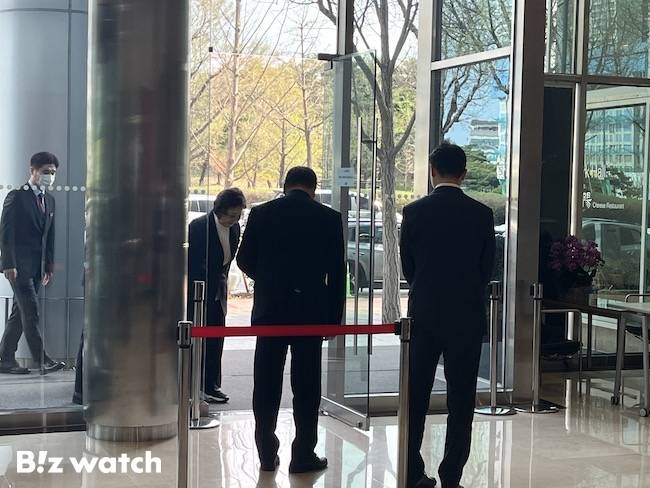 송영숙 한미사이언스 회장이 4일 오전 10시경 서울 송파구 본사에 출근해 이사회 장소로 이동하고 있다. /사진=김윤화 기자 kyh94@