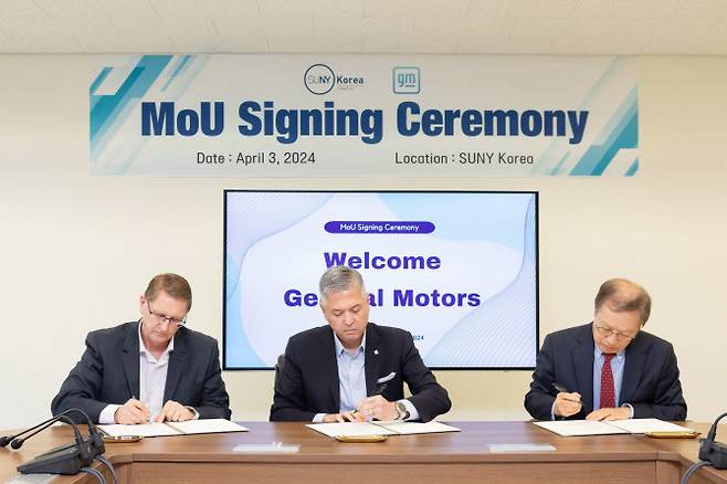 (왼쪽부터) 브라이언 맥머레이 GM 연구개발법인 사장, 헥터 비자레알 GM 한국사업장 사장 겸 CEO, 아써 리 한국뉴욕주립대 총장이 협약서에 사인하는 모습.(사진=GM 한국사업장)