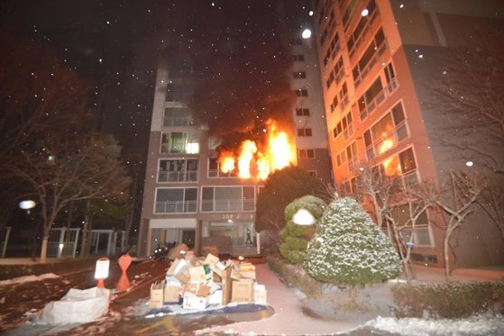 지난해 12월 25일 오전 4시 57분쯤 서울 도봉구 아파트에서 불이 나 2명이 숨진 사고는 흡연으로 인한 발화로 밝혀졌다. [사진=뉴스1]