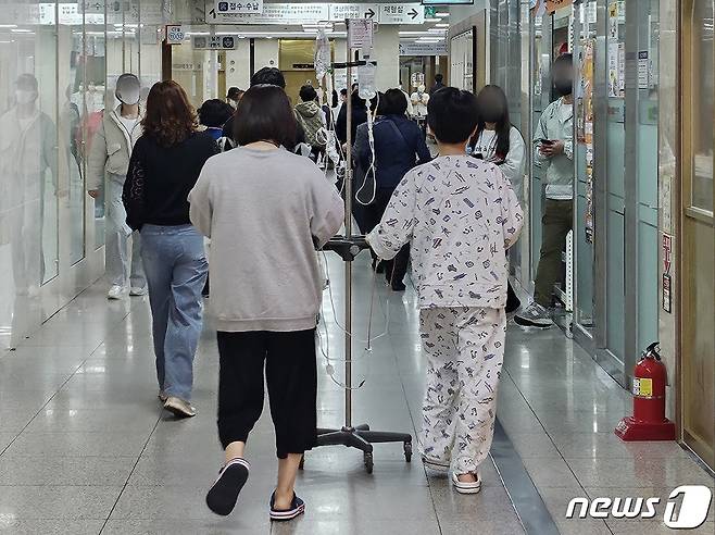 대통령의 '의료개혁' 대국민 담화 발표 이후에도 의-정 갈등이 지속되는 가운데 3일 오전 대구의 한 상급종합병원에서 환자와 보호자 등이 진료를 받기 위해 원내를 이동하고 있다. 2024.4.3/뉴스1 ⓒ News1 남승렬 기자