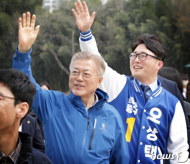 문재인 전 대통령이 2일 울산 중구에 출마하는 더불어민주당 오상택 후보를 응원하기 위해 울산 태화강국가정원을 방문해 오 후보와 나란히 걸으며 시민들에게 인사를 하고 있다.2024.4.2/뉴스1 ⓒ News1 ,송원영 기자