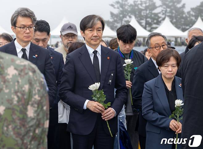 조국 조국혁신당 대표 등이 3일 오전 제주시 봉개동 제주4·3평화공원에서 열린 제76주년 제주4·3 희생자 추념식에서 헌화를 하고 있다. (조국혁신당 제공) 2024.4.3/뉴스1 ⓒ News1 송원영 기자