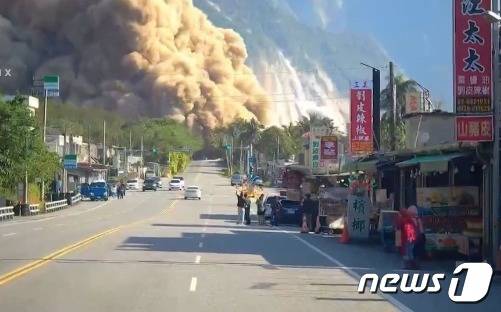 슈린 지역의 한 마을에서 본 산사태 - SNS 갈무리