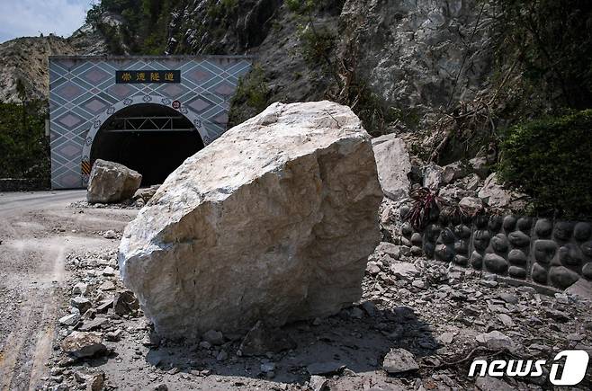 4일(현지시간) 대만 화롄에서 낙석으로 도로가 가로막힌 모습. 2024.04.04. ⓒ AFP=뉴스1 ⓒ News1 정윤영 기자