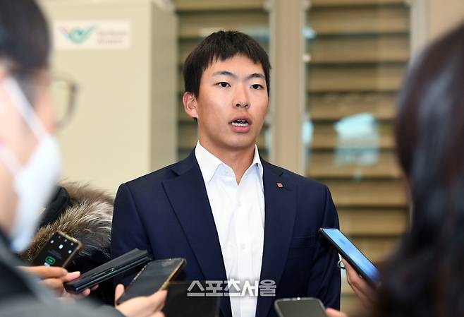롯데 자이언츠 김민석이 지난달 5일 오후 일본 오키나와에서 스프링캠프를 마치고 인천국제공항을 통해 귀국해 취재진과 인터뷰를 하고 있다. 인천국제공항 | 박진업 기자 upandup@sportsseoul.com