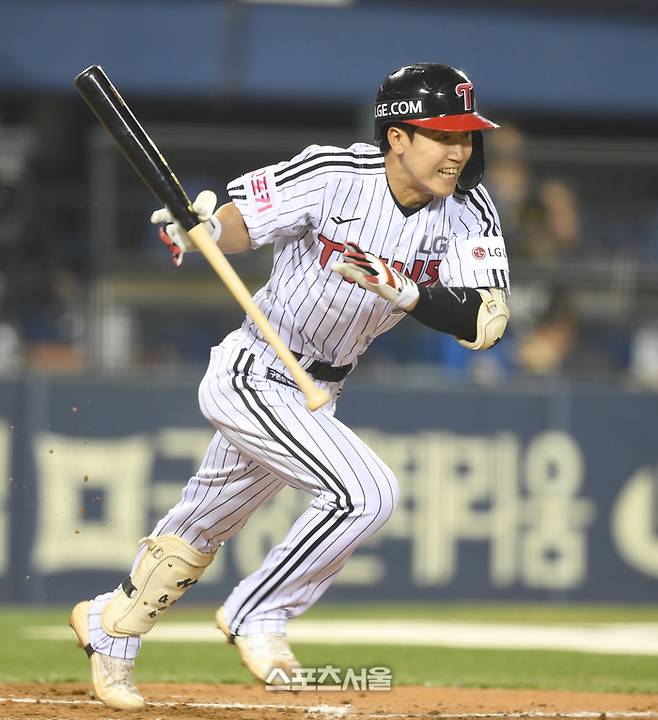 LG 구본혁이 2일 잠살야구장에서 열린 2024 KBO리그 NC와 경기 4회말 1사1,2루 기습 번트를 시도하고 있다.  2024. 4. 2. 잠실 | 최승섭기자 thunder@sportsseoul.com