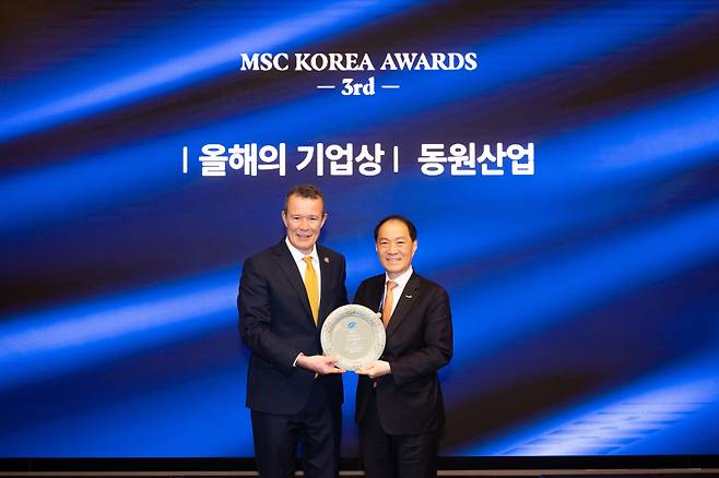 지난 3일 서울 여의도 콘래드 호텔에서 진행된 제3회 MSC코리아 어워즈에서 민은홍 동원산업 대표(오른쪽)가 루퍼트 호우스 MSC 글로벌 CEO로부터 '올해의 기업상'을 수상하고 있다. 사진제공=동원산업