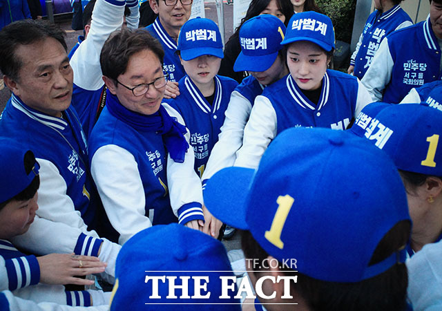 "오늘도 수고하셨어요" 하이파이브하며 인사하는 박 후보. 유세를 마친 후 다시 지역 상가로 향했다. /김세정 기자