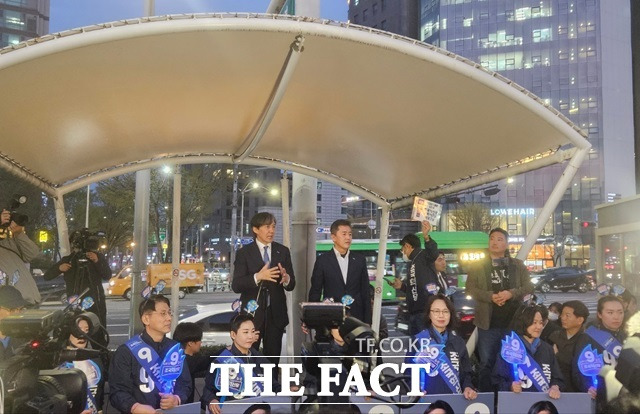 조국 조국혁신당 대표가 3일 오후 이수역 12번 출구에서 연단에서 선거 유세 중에 있다. 공직선거법에 따라 조 대표는 마이크 등을 사용하지 않고 기자회견 형식의 선거 유세를 이어갔다. /동작=설상미 기자