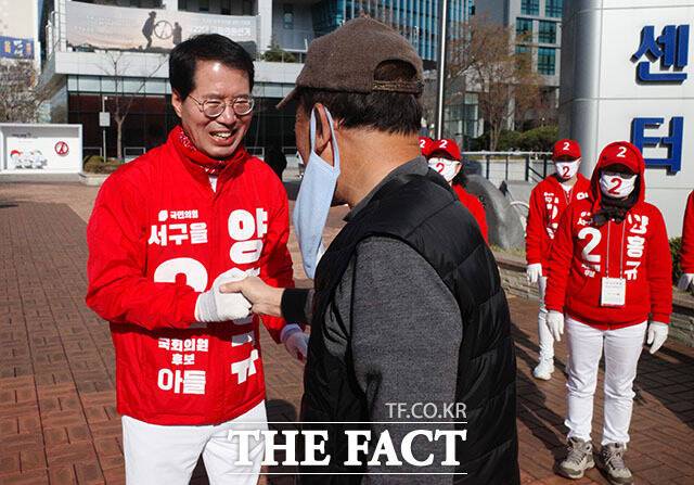 4년 동안 지역을 부지런히 다녔던 덕에 먼저 알아보는 주민들이 많다. 양 후보는 응원을 받으면 힘이 난다고 전했다. /김세정 기자