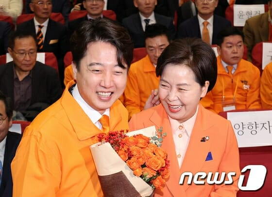 이준석 개혁신당 대표가 서울 여의도 국회의사당 의원회관에서 열린 개혁신당 창당대회에서 양향자 한국의희망 대표로 부터 축하를 받고 있다. (사진=뉴스1)