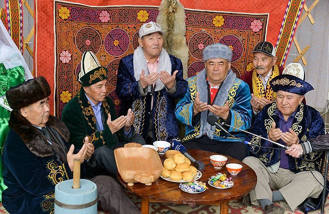 전통의상을 입은 카자흐스탄 남성들. 카자흐스탄 정부는 18세가 되는 모든 국민에게 소정의 금액을 지급하기로 했다./카자흐스탄 정부 홈페이지