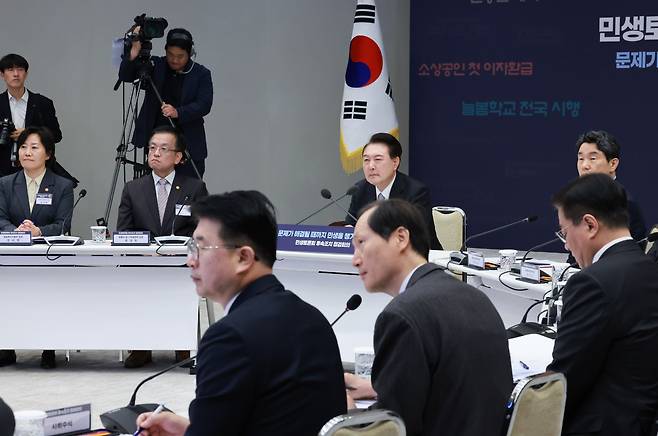 윤석열 대통령이 4일 오전 서울 용산 대통령실 청사에서 열린 민생토론회 후속 조치 2차, 경제분야 점검 회의에 참석해 이완규 법제처장의 후속 조치 추진 대책 발표를 듣고 있다. /연합뉴스