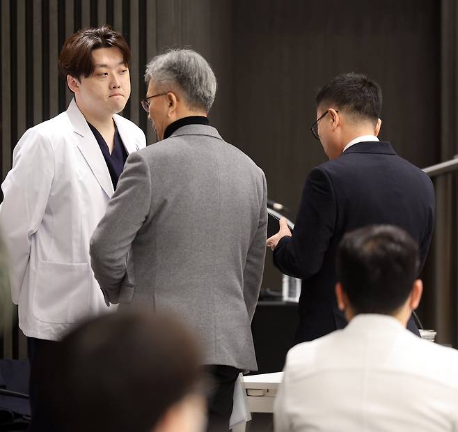 20일 서울 용산구 대한의사협회 회관에서 열린 대한전공의협의회 긴급 임시대의원총회에 김택우 의협 비대위원장과 박단 대한전공의협의회 회장이 참석해 있다. /연합뉴스