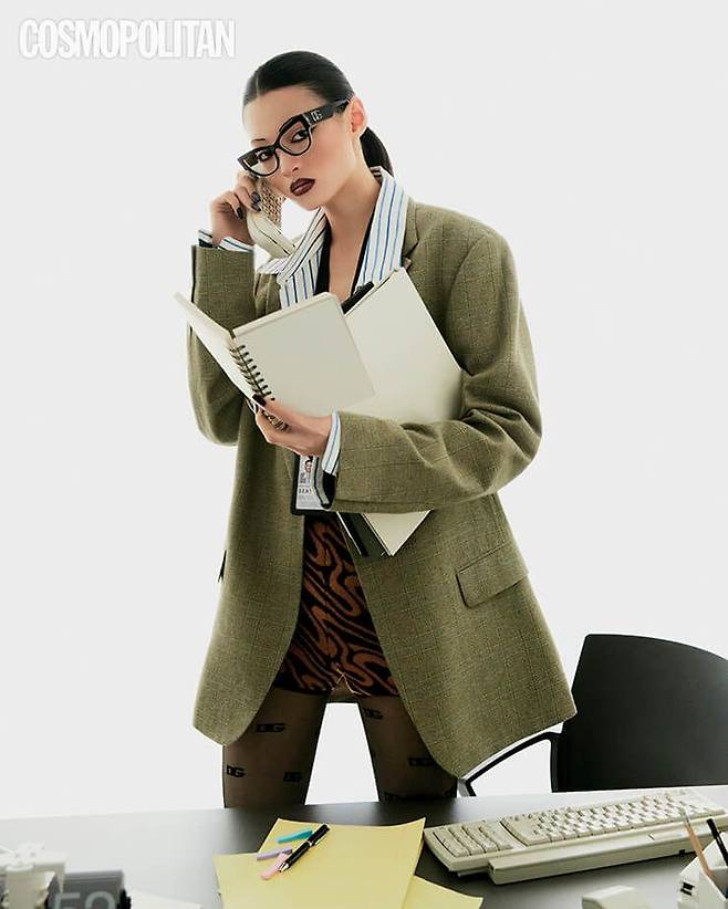 핑거수트 인투 더 갤럭시 네일(코핀) 1만7천8백원. 재킷, 셔츠, 브라톱, 니트 쇼츠 모두 가격미정 드리스 반 노튼. 안경 35만7천원 돌체앤가바나 by 에실로룩소티카. 스타킹 가격미정 돌체앤가바나.