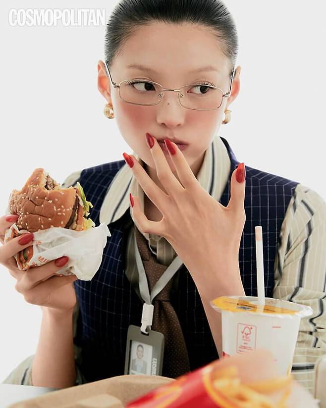 핑거수트 체리 시럽 네일(코핀) 1만2천8백원. 베스트 가격미정 끌로디 피에로. 셔츠 가격미정 비비안 웨스트우드. 귀고리 52만원 페라가모. 타이, 안경 스타일리스트 소장품.