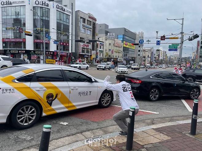 김진모 충북 청주서원 후보가 4일 청주 사창사거리에서 지나가는 택시를 향해 인사를 하고 있다. ⓒ데일리안 오수진 기자