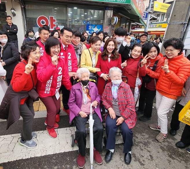 김한길 대통령직속 국민통합위원장의 배우자인 배우 최명길씨가 지난 3일 관양시장과 비산동 이마트 일원에서 22대 총선에 출마한 임재훈 국민의힘 안양동안갑 후보 지원유세를 펼쳤다. ⓒ캠프 제공