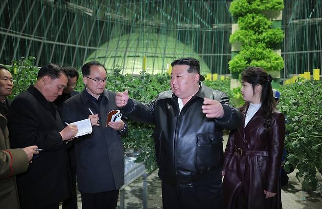 〈사진 2〉. . 2024년 3월 15일 김정은 총비서가 전날 강동종합온실 준공 및 조업식에 참석했다.  김위원장 오른쪽의 조용원 조직비서 등이 메모를 하고 있다/ 노동신문 뉴스1