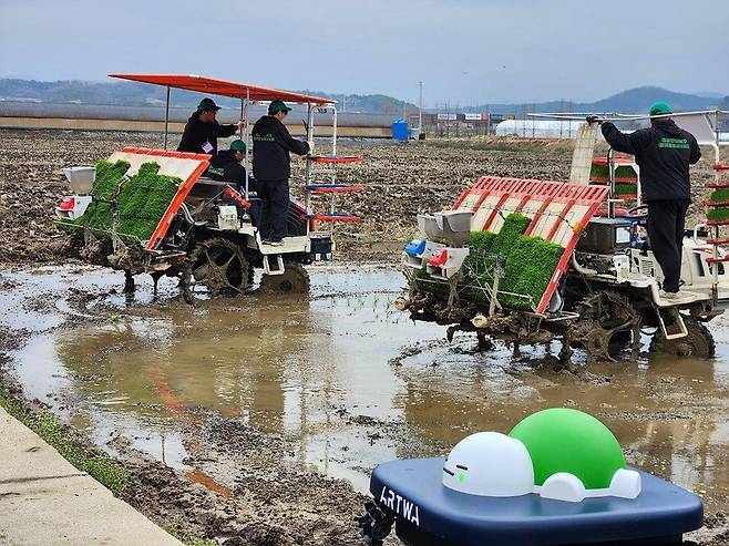 스마트농업 첨단기술 시연회에서 농기계 자율주행키트를 시연하는 아그모(위)와 농업용 운반 로봇을 공개한 아트와(아래) / 출처=IT동아