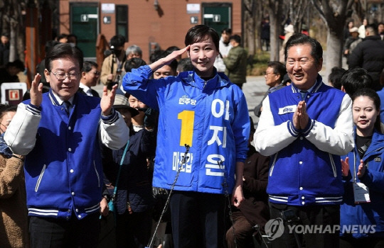 더불어민주당 이지은(마포갑) 후보가 지난 3월 18일 서울 마포구 경의선 숲길에서 시민들에게 경례를 하고 있다. [사진공동취재단=연합뉴스]